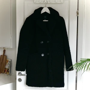 Kort kappa med teddyfluff - Troligtvis köpt på veromoda/Zalando. Märket New Look. Mycket skön och gosig, men tyvärr kommer den inte till användning!