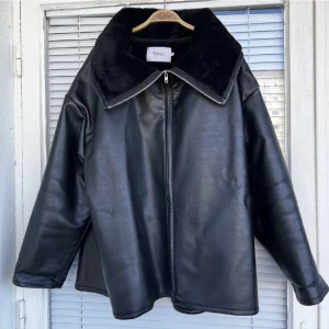 STYLEIN JACKA  - Knappt använd jacka från Stylein i strl: L säljes. Superfint skick då den är måttligt använd. Jackan är gjord på vegansk läder och är slutsåld överallt. Upplevs som en one size beroende på hur man vill stylea den. Vid snabb affär kan priset diskuteras. 