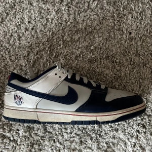Nike dunk  - Säljer min sons Nike Dunk low retro Emb  Skick 8/10(sparsamt använda) Skorna är köpta på SNKRS appen Creaseskydd och box ingår    
