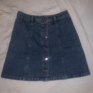Jeanskjol - Superfin jeanskjol med knappar fram💕 använd ett par gånger 