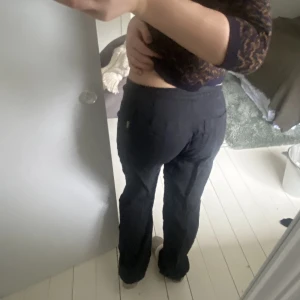 Svarta lågmidjade linnebyxor - Snyggaste lågmidjade svarta linnebyxprna från Sand! De är typ små i midjan på mig så använder ej