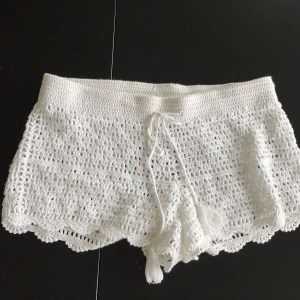 Tory Burch lågmidjade shorts  - Så snygga lågmidjade tory Burch shorts som är så snygga över en bikini på sommaren, skriv privat om man har frågor💞