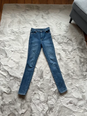 Mörkblåa jeans - Mörkblåa jeans från Dr.denim. Använd fåtal gånger så dem är som nya! 😍✨ Storlek: 36 Pris: 150 kr  Köparen står för frakt 💕