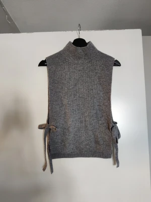 Väst - Grå väst från Arket i 100% ull. "one size" men skulle säga S/M