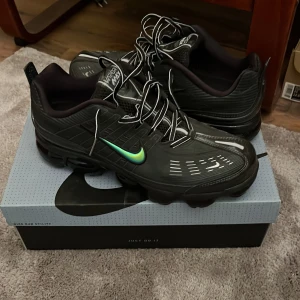 Nike Air Vapormax 360 - Nike air vapormax 360, kan säga   helt oanvända max haft på 5x under sommartid. Inga märken på skorna eller sulan, orginal skolåda finns kvar. Storlek 46, pris kan diskuteras 🤙