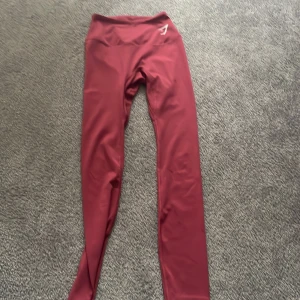 Gymshark Tights - Jag säljer mina fina gymshark tights då dom inte har kommit till användning! använda några gånger men inte mycket! priset kan diskuteras 