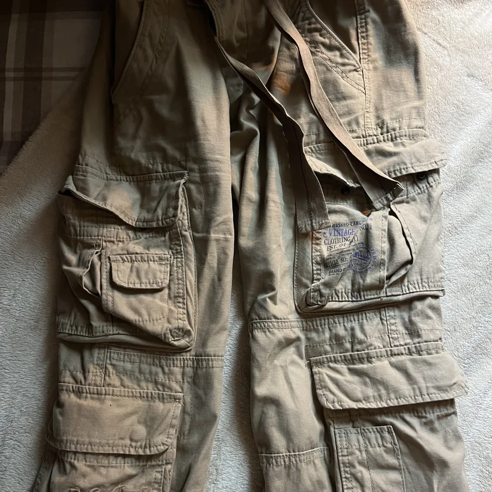 Vintage cargo byxor, strlk M , enbart använts 5-8 gånger så relativt ny.. Jeans & Byxor.