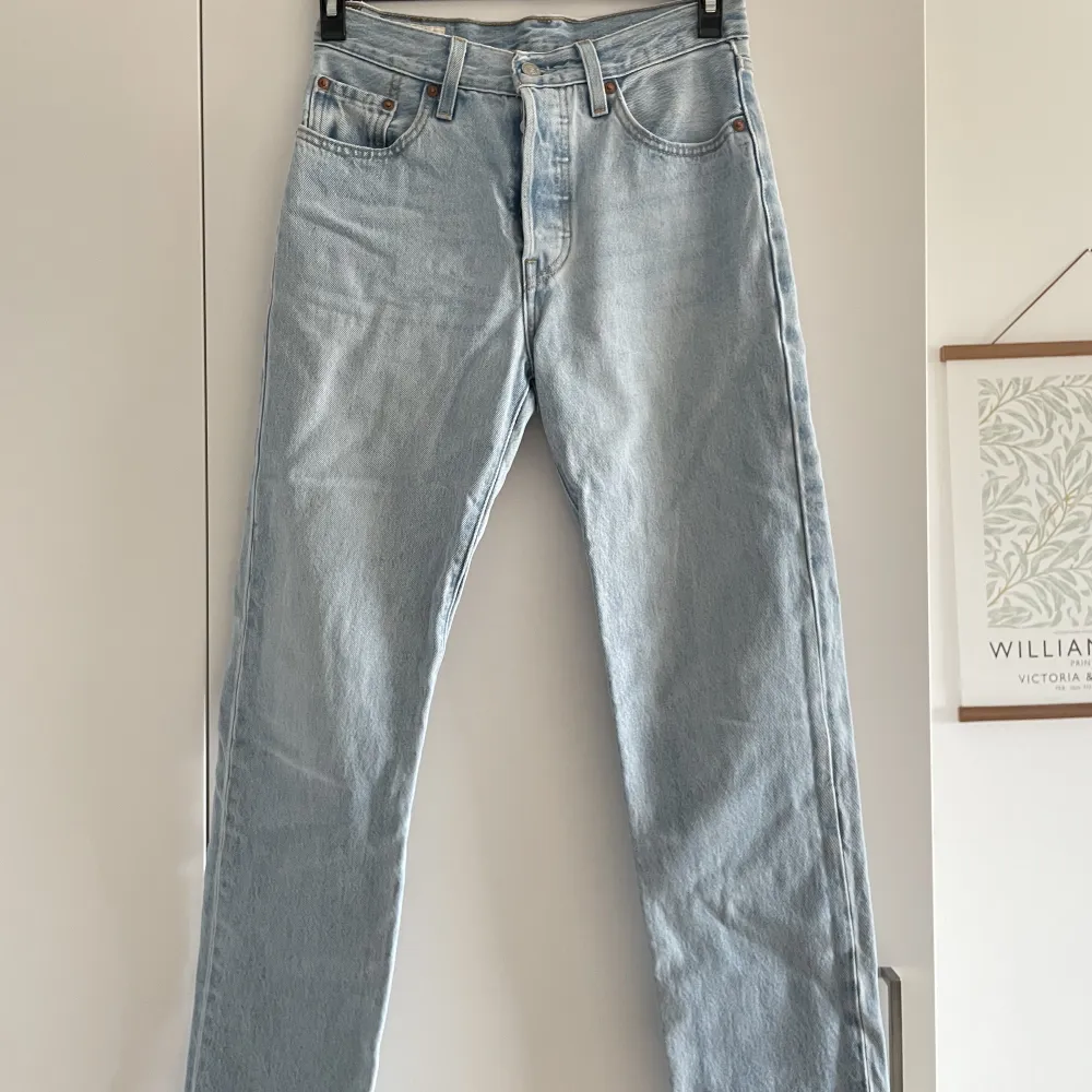 Säljer mina Levis 501 i storlek W24 L28 då det inte längre får den kärlek de förtjänar hos mig. Jeansen är sparsamt använda och i väldigt gott skick, inga fläckar eller andra defekter.    Färg: Light blue denim  Modell: 501 CROP - Jeans Tapered Fit. Jeans & Byxor.
