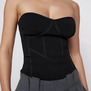 BUSTIERTOPP  - Stickad bustiertopp från zara i toppenskick - slutsåld o går ej o få tag på längre!♥️FÖRST TILL KVARN - pris kan diskuteras vid snabb affär:)