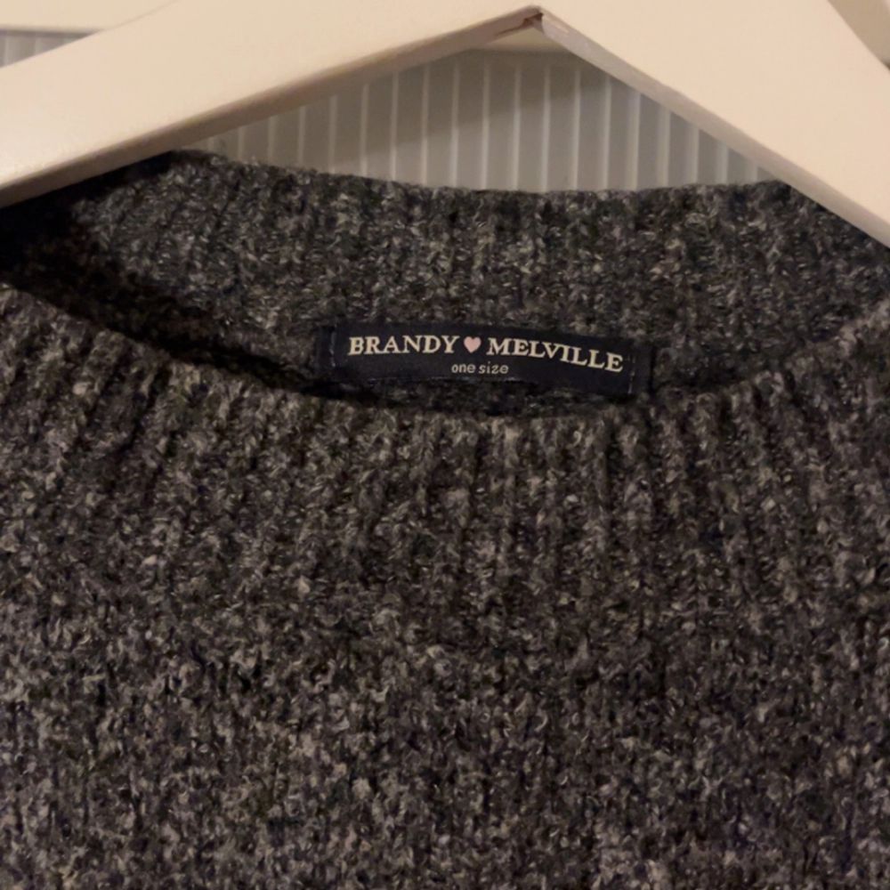 Grå skön stickad tröja från brandy Melville, 220kr+frakt🫶🏼. Stickat.