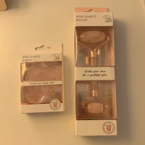 Jade roller och gua sha stone  - Säljer dessa två oanvända skincare produkter för ansiktet. Inga skador förutom lite på förpackningarna. Man kan köpa separat om man vill. Hör av er om ni vill diskutera pris.💗💗