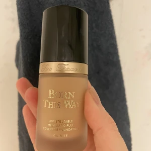 Foundation  - Tanken var att jag skulle ha denna foundation på mitt bröllop men har ångrat mig och ska använda en annan. Nypris 499, mitt pris 250 kr. Har testat den vid 3 olika tillfällen så ej mycket använd. Kan skickas mot fraktkostnad. Finns annars att hämta i THN