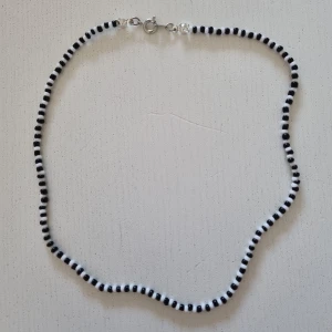 Svartvitt halsband - Egengjort halsband, gör även custommade :) Står ej dör frakt 