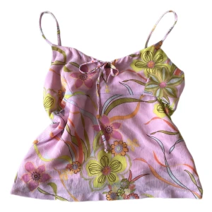 Blommigt linne - Jättefint blommigt linne som tyvärr knappt används. Under bysten finns det en dragkedja. Axelbanden är justerbara. 