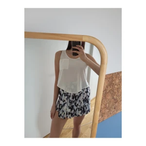 Crop top med halvöppen rygg - Vit crop top med halvöppen rygg fråb Bik Bok. Använd men i nyskick. Storlek: XS (passar mig som är muskulös S men är liten i armhålen).