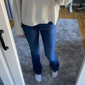 Snygga högmidjade mörkblå jeans med en slits nere vid foten från Zara. Inga defekter, i bra skick. 💗