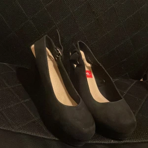 Klack skor - Snygga svarat med klac stolek 39. Använd 1 gång.Pris kan diskuteras 