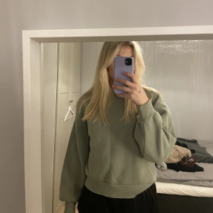 Collegetröja  - En fin collegetröja från Ginatricot i storleken Xs. Passar perfekt till allt möjligt och väldigt bra skick!😊🌼