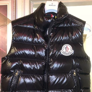 Moncler väst - En ny Moncler väst som min brorsa köpte men den passade tyvärr inte han, så ja försöker sälja den. Köpt från Plick, skick 10/10