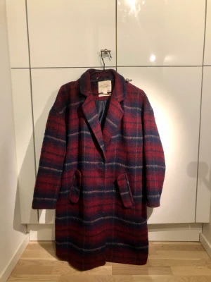 Röd vinterkappa ☕️ - Skön och varm vinter- eller höstkappa från Holly & Whyte.  Bra kvalité och sparsamt använd 