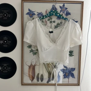 Spets topp - Jag säljer denna jättefina spetstopp med öppen rygg! Hör av dig vid frågor!     OBS! Det är INTE fri frakt!