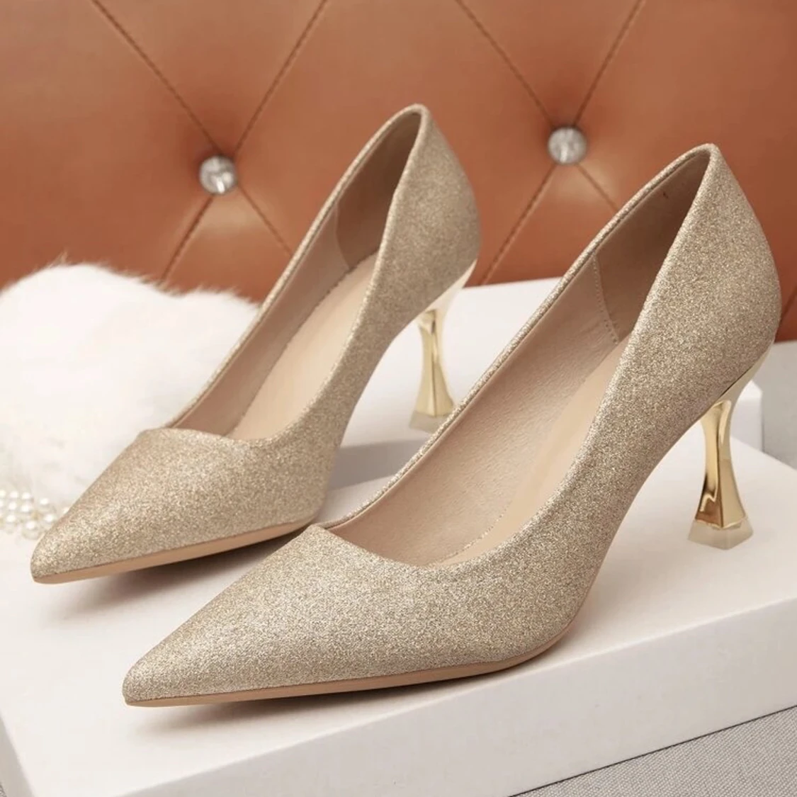 Oanvända, helt nya Guldglittriga pumps - 91