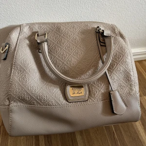 Väska från guess - Väska från guess. Axelremsband ingår 