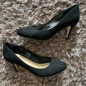 Svarta pumps  - Svarta klackskor i fint skick🖤 