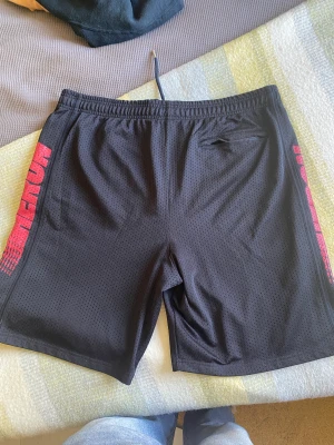 Heron Preston Basketball Shorts - Heron Preston Basketball Shorts Size Xl, går att spänna åt i Midjan passar mig som har M-L. Nypris 2899 Pris 500