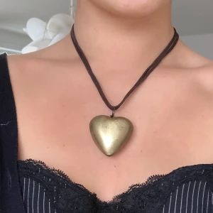 Halsband - Säljer detta fina halsband, går att knyta hur långt, kort man vill.