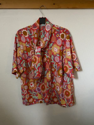 Blommig skjorta - Söt blus som jag köpte på secondhand 2020 men aldrig använt, endast provat 🌷🌟