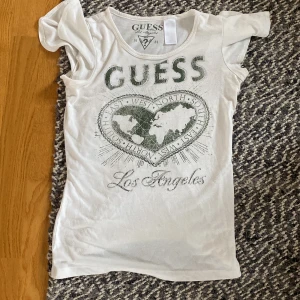 Guess tröja - Köpte tröjan för 500kr och kan tänka mig att sälja den för 150kr. Pros kan också diskuteras. Inga tydliga defekter. Köparen står för frakten. Tröjan är i storlek S men kan passa xs och möjligtvis m. 