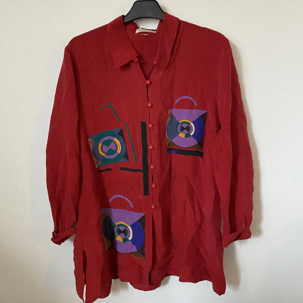 En (för mig) oversized skjorta som jag köpte 2020 på secondhand och endast använt några få gånger. Lappen där storleken står är inte kvar men skulle säga att den är L-XL. Skjortor.