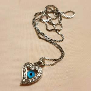 vackert äkta silver halsband med ett glittrande hjärta kedjan är 39 cm