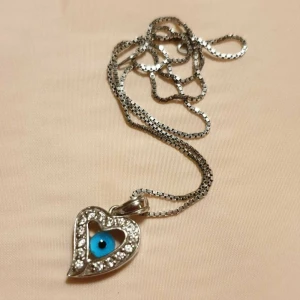 äkta silverhalsband skyddsögat - vackert äkta silver halsband med ett glittrande hjärta kedjan är 39 cm