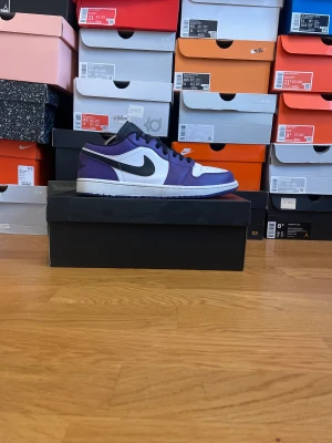 Air Jordan 1 low court purple - Air Jordan 1 low court purple☔️ i storlek 45 säljes! Är använda mycket sparsamt och är i bra skick! Skicka ett meddelande för fler bilder/frågor!