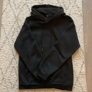 Svart oversized hoodie storlek M. Inga defekter förutom att den e lite nopprig men det går att ta bort! Köpt för cirka ett år sen men nästan aldrig använd. 