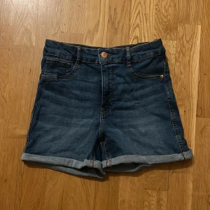 Jeans shorts  - Molly jeans shorts från gina i storlek M