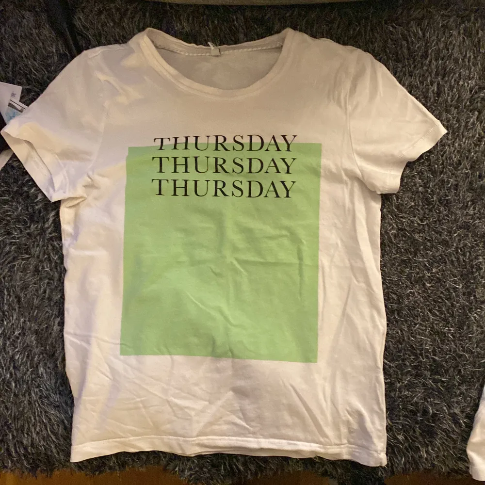 Säljer dessa två t-shirts båda från vero moda. Båda för 150 eller en för 70. Tvättas o stryks såklart innan det fraktas👍🏼. T-shirts.