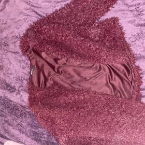 Fluffig jacka/tröja - Fluffig jacka i storlek XL jag har använt den som oversize tröja men liten i storleken. 