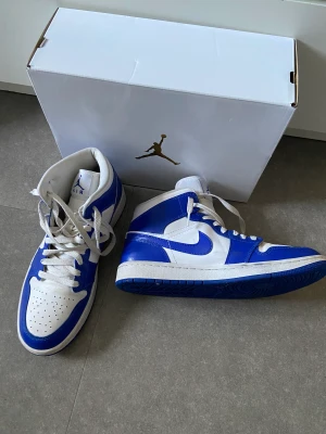 Jordan 1 mid kentucky Blue - Säljer mina Jordan mids för 1900kr i storlek 42,5. Skorna är knappt använda och är i mycket bra skick. Vill du ha crease shields aå får du med det. 1800kr vid snabb affär. Betalas med swish och hämtas i Trollhättan.