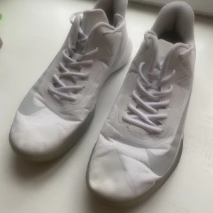 Vita nike basketskor  - Säljer dessa fräscha basketskor åt min storebror🤍 Bra skick, allt medföljer utom lådan🤍kontakta oss vid frågor eller fler bilder <3 NYPRIS 1300