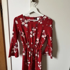 Fin sommarklänning storlek 34 - Fin somrig klänning från hm.  Storlek 34, ganska kort längd och lite kortare armar.  Skick: bra, använd ca 1 gång 