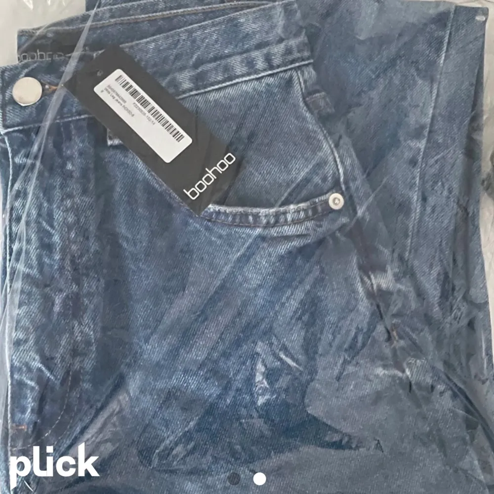 (Tryck inte på köp nu) säljer två par av dessa jeansen, det ena paret är helt oanvända. Jeans & Byxor.