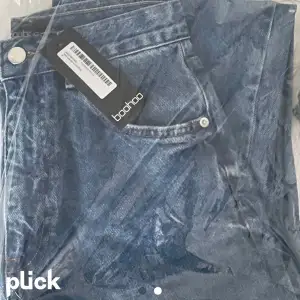 (Tryck inte på köp nu) säljer två par av dessa jeansen, det ena paret är helt oanvända