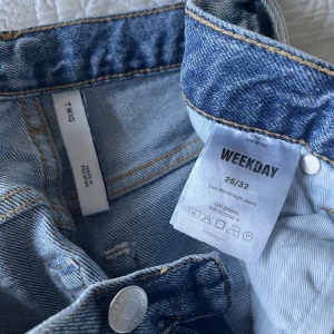 Weekday jeans - Säljer mina super snygga jeans från weekday i modellen Twig. Sitter super bra på. Bra skick och dom har används några enstaka gånger. Jag köpte dom för 500kr. Skriv för fler bilder. Möter upp i Stockholm💗(ser lite skrynkliga ut för dem är nytvättade)