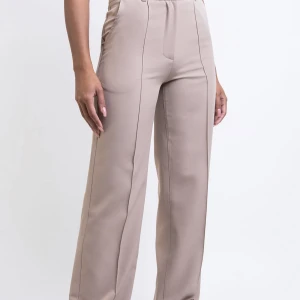 Högmidjade kostymbyxor  - Populära Kostymbyxorna från madlady i storlek s tall. Använd fåtal gånger. Nypris 600kr