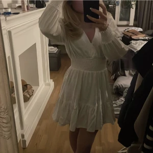 Zara klänning  - Zara klänning, prislapp kvar storlek m/s köpt för 400kr säljer för 300kr helt ny aldrig använd ❤️ 