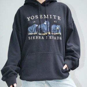 Brandy Melville hoodie  - Dömysig hoodie från Brandy med coolt tryck, riktig retro-känsla