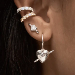 Örhänge Maria Nilsdotter  - Ett örhänge från Maria Nilsdotter. Det är endast Ett örhänge!!!! Aldrig använd.